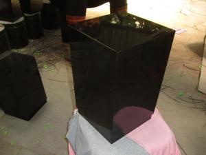 قبر حجر الغرانيت الأسود يذكّر بذكرى تذكاريّة